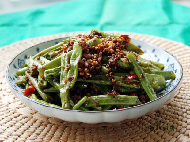 干煸豆角 - 干煸豆角，又见川菜！加了碎米芽菜的干煸豆角更有川味。芽菜在四川非常有名，它和“涪陵榨菜”、“南充冬菜”、“内江大头菜”并称为四川四大腌菜。碎米芽菜就是加了肉末的芽菜。很有名的“担担面”和碎米芽菜也有着亲密的关系。