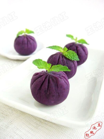 紫薯茶巾绞 - 紫薯茶巾绞在日本茶道中是必不可少的茶点，也是甜点中最有名的，它是用裹的手法做出来的。
百度了一下：“茶巾绞”这名字一听就知道是和风小点的一种。茶巾，是指茶道中拂拭茶碗边缘的麻布，但…