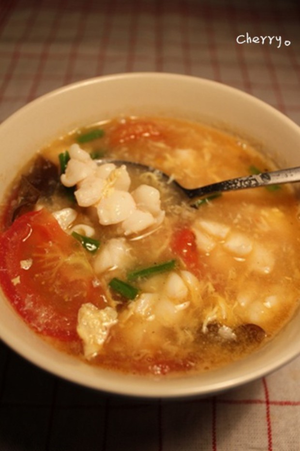 酸辣鱿鱼汤酸酸辣辣的在夏天吃很开胃