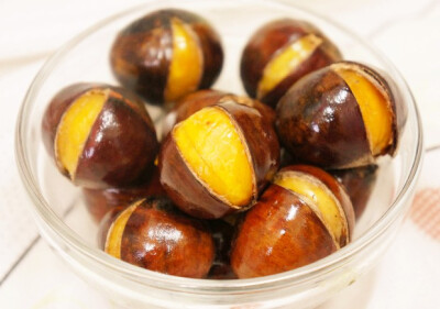 慵懒美丽的栗子 - 这是印象中妈妈炒的栗子 有我童年平凡家常的味道 比起糖炒栗子 这个比较不上火也方便简单 比起煮栗子呢 又比较美味美观方便剥 （好吧 换句话说就是披着糖炒外观的煮栗子）
PS：弄着弄着就不记得拍…