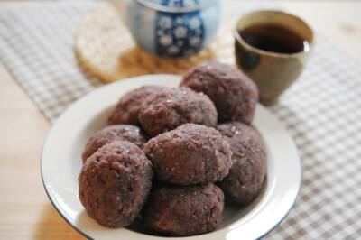 饭岛奈美的红豆萩饼 - 红豆萩饼是日本的传统点心。这次用的是饭岛的方子。她的红豆沙做法不麻烦，只需要花点时间。里面有种古老的，属于阿嬷的味道。（以下是8-10个萩饼的量）