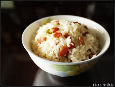 简易腊味饭 - 广州话常说“秋风起、吃腊味”，刚好昨天路过菜场看见卖腊肠，突然记得家里还有很多腊肠库存~
于是中午就赶紧趁机搞了这个(*´▽｀*)
其实我比较喜欢有很多料的腊味糯米饭啦，不过糯米对胃不好，所以…