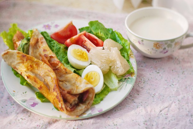 培根手抓饼 - 好喜欢这个饼，又脆又香又软又韧！面饼做好了中间卷什么都好吃(*′▽`)~
从面食无能星人到现在我只有这个手抓饼还算出品稳定~
饼皮方子来自小白的椒盐手抓饼，作为卷饼我希望更软韧一些就稍稍做了下改动。
这次的饼皮是尝试做法，没有过程图，下次再做个补上~
>>>>补上了，用半量做了葱油饼，除了加了葱花，其他一样~