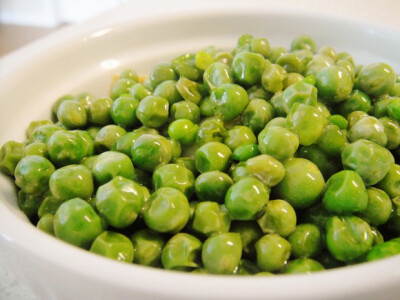 清炒豌豆米 - NOTE: 市面上有两种豆米，一种颜色偏白（口感偏糯粉），一种颜色偏绿（甜豆米，口感偏水偏甜 如照片上~在米国超市我只买到了这种）。用偏白的那种炒才能炒出这种好吃的味道噢
#寻找记忆中的味道#
…