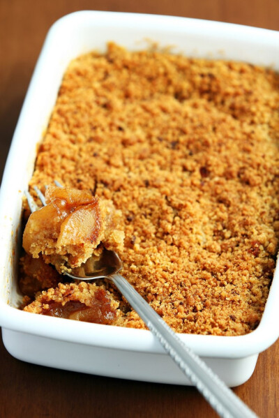 酥烤苹果 Apple Crumble - 说到英国菜很多人都会不约而同的说：oh，shit！但英国也有味道不错的食物，比如这款传统的甜点Apple Crumble。香港人叫它苹果金宝。家里有一箱苹果放着吃不完，正好拿来做它。