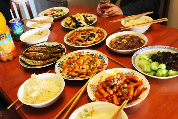 偶尔一桌菜 - 首先我先说一下菜谱里有傻波一留言说我这菜谱是废话
还说我这个名字忽悠人 （简直不懂偶尔一桌菜这几个字到底传达了什么高端的信息..你到底想从我这菜谱里学到什么！！？？？！）
而且那步骤就那么写的 我说话就是那么不正经
太正经的同学不要看怕气死你们
顺便解释一下这菜谱是给我自己传作品用的 也就是开着玩的
大家要是平时一桌菜的作品没地方扔也可以借我这儿传
但求别找茬！我害怕！！