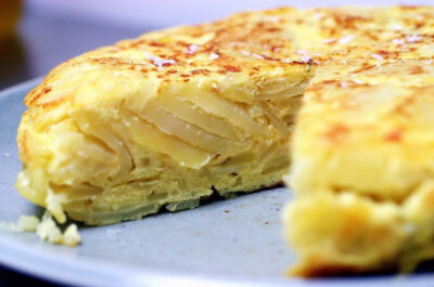 西班牙土豆鸡蛋饼 - 西班牙名叫Tortilla de patata英文又称Spanish Potato Omelette，算是西班牙特色菜之一了，好吃又容易做。博主在西班牙生活，在餐馆吃过几次，觉得好吃，就试着自己做，结果发现很容易，材料也很…