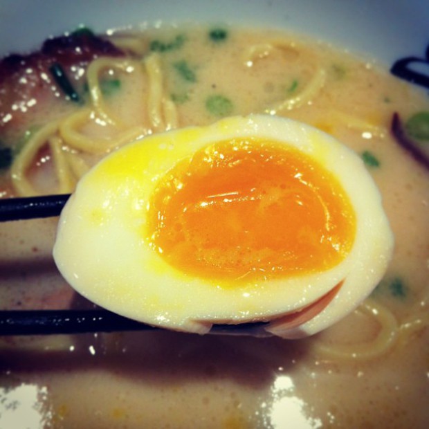 日式溏心蛋 - 最简单的其实往往最难做，不信你试试看煮蛋，绝对很容易就把蛋黄煮熟了，难怪法国电影楼上的女人里男主人苛刻的以是否精准把握煮蛋时间煮出蛋黄晶莹剔透但不会流出来的完美状态评判女佣是否合格，也难怪有那本注明的《how to boil an egg》，我在厨房里煮了几十个蛋之后终于找到了方法