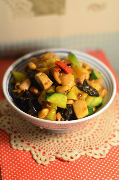 宫爆鸡丁 - 地球人几乎都吃过的一道川菜，有名的不能再有名了。
喜欢这道菜的辣还有鸡丁的滑嫩，还有花生的香，黄瓜的脆。
非常下饭，做这道菜我得多煮2碗饭。哈哈