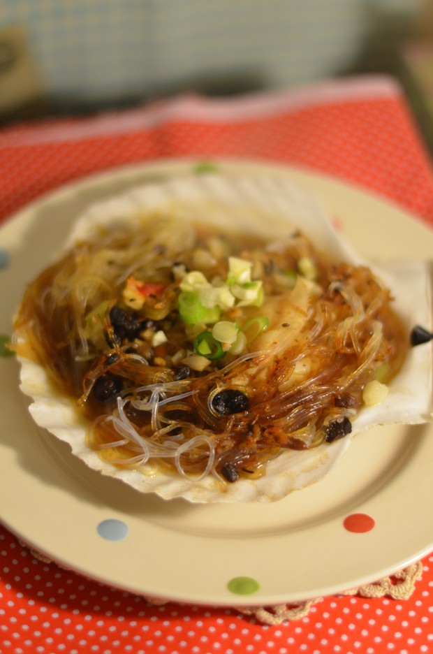 蒜蓉豆豉蒸扇贝 - 今天去樱花园看樱花野餐，然后顺着海边去了码头，捡漏买了些扇贝，数量不多，所以老板很爽快的10块钱把所有的扇贝卖给我。哇晒，便宜到爆呀。因为这个价钱平时在市场买要至少30块钱。屁颠屁颠捡回来做个蒜蓉蒸扇贝，开个荤吧。
味道很好。就是清洗扇贝有点麻烦，巴特，既然捡了漏，辣么，就麻烦一点好了。
杨先森吃完很满足。咩哈哈。不要太幸福哦。
给这道菜取了个名字，就七星伴月，因为7个小的，一个特大号的，杨先森说为什么不叫八星报喜。er。。好吧。