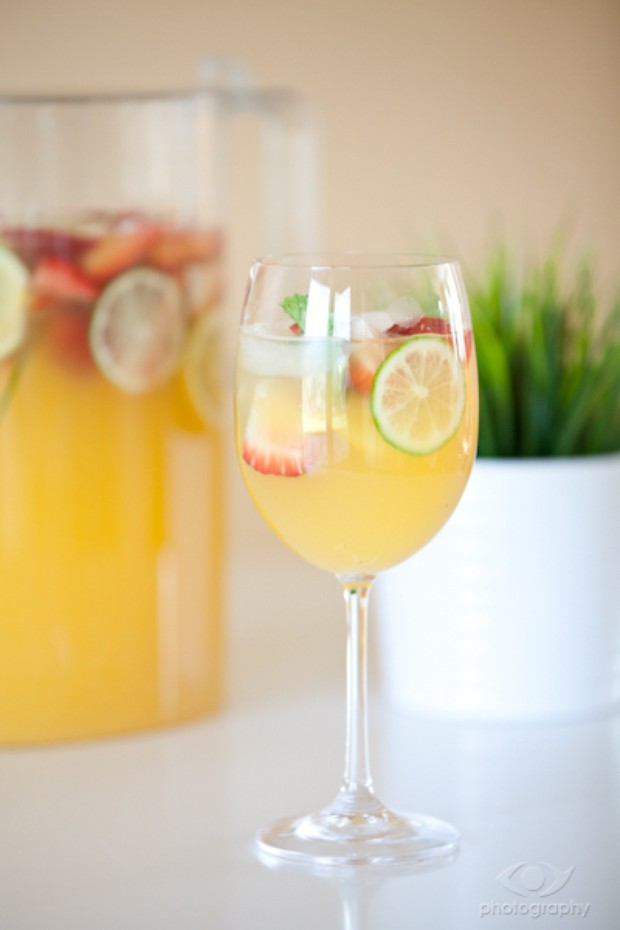 夏日小清新：Champagne Sangria - 非常适合夏天的一款酒，也很适合Party。把传统Sangria搭配的红酒改成普洛塞克或者是法国香槟，酒精度下降，甜味上升。薄荷甜汁的搭配是关键，清香甘甜。