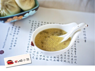 小米绿豆粥 - 绿豆清凉解毒、利尿明目，小米健脾胃、补虚损，暑热的夏天，一碗小米绿豆粥，早晚两相宜。