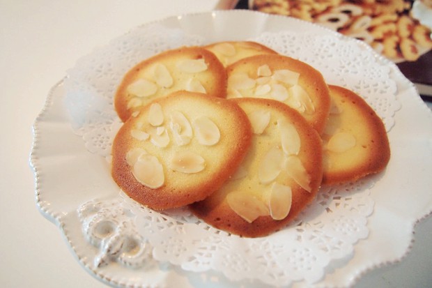 Tuiles aux amandes 杏仁瓦脆薄片 - “Happiness三茶” - 去朋友的茶馆小坐聊天 偶然吃到这个很好吃的甜点 。。
心想 回家自己也要做一下。。
她的名字叫做 “Tuiles aux amandes 杏仁瓦脆薄片” 。。
是以蛋清为主 杏仁片调味点缀的简单薄片甜点。。
在查阅中外各种配方之后 取最合适的配比完成了这道小甜点：）~~
很成功哦！
而且 最要紧的是 介个！实在是太容易了有木有~~
如此好吃 又成功率超高的美味甜点。。 为何不自己做一下呢？
“她” 绝对是你的 sweet heart~ ^ ^