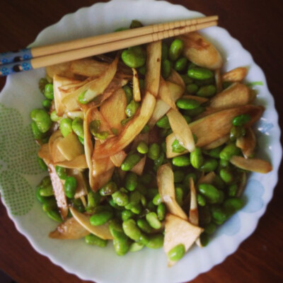 酱香毛豆炒茭白 - 原来毛豆加了点酱油更香醇啊，厨房有时真像实验室，但无需太过严谨就是啦。