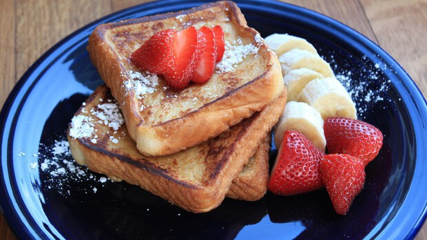 美国版法式土司 (French Toast) - 你知道吗，法式土司只有在美国叫french toast。不过不是一直叫french toast。以前的美国人会用德国的称法，叫arme ritter。是“穷骑士”的意思。
因为古代人会用过时的面包做的。不过到了世界大战的时候本地就开始流行，我们今天所熟悉的french toast的说法。那french toast到底怎么做呢？
详细指南在《宅男美食》网站上：http://www.zhainanzuofan.com/zhainanzuofan/french-toast/
新浪微博：@美国宅男美食