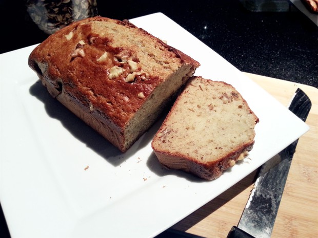 星巴克香蕉核桃蛋糕（Banada loaf） - 每次去星巴克总是要吃一块香蕉蛋糕，总想着自己做。在加拿大几乎家家都会做条状loaf蛋糕，即省时间，味道有很细腻。当然loaf蛋糕不可能有海绵蛋糕和威风蛋糕的柔软，但是配上一杯苦苦的黑咖啡做下午茶是一个美滋滋的事情。
经过尝试调整了几次配方，现在终于有了这个最好的配方。
＊＊Banana Loaf 的香蕉一定要用熟透的香蕉，否则做出来的蛋糕会有苦涩味。＊＊
Loaf蛋糕最大的特点就是烤出来后顶端中间都会裂开。也可以用cupcake烤，相应的减少烘培时间。
这个蛋糕黄油不用回温，如果没有黄油用植物油也可以。
这个配方正好是一个普通的长吐司模的量
准备时间：10分钟
烤箱温度：355F(180C)
烘培时间：40-45min