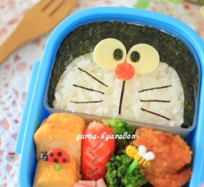 哆啦A梦便当 - 超簡単★ドラえもん弁当
转自：http://ameblo.jp/gurea-kyaraben/entry-11416639712.html
步骤翻译有稍许改动以便理解