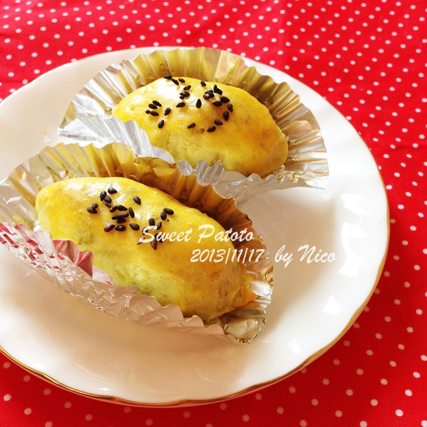 低脂版的日式烤红薯（スイートポテト） - 上周和一个日本姐姐开会，她给我吃了好好吃的日式烤红薯~~于是长草，各种长草。。回来再下厨房搜方子，搜到了一版好复杂的方子，需要淡奶油，朗姆酒，香草精各种各种~~所以自己在日本的网站上找到了排名第一的スイートポテト，居然是简单无比的方子。味道还算有爱，当然我觉得肯定不如加了淡奶油朗姆酒版本的好吃，但是却是实实在在的红薯原汁原味~~总是我还蛮喜欢的
另外这个版本直接用蜂蜜代替了糖，又健康又低脂