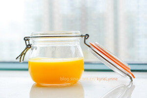 柠檬酱 Lemon Curd - 详细的步骤图和成品图欢迎移步博客查看：
http://blog.sina.com.cn/s/blog_76eb89470101ip2l.html
我的微博：
http://weibo.com/kyralynne


Lemon Curd一直是我最爱的酱之一，因为它好吃，而且超实用。
比如抹在蛋糕上做夹层，放在派和塔里做馅料，配可丽饼和松饼吃.. 真的超级百搭的~
但我最喜欢的吃法就是加在自制酸奶里吃
以前总觉得自制的酸奶没有外面卖的口感浓郁，但加了Lemon Curd就可以媲美市售酸奶了，力荐~

Lemon Curd的做法其实都大同小异，主要配料就是柠檬、糖、黄油、鸡蛋、盐。
我个人习惯多加一个蛋黄，这样口感更浓郁。
如果喜欢清淡的口味直接用全蛋就行了~


这款柠檬酱做出来特别漂亮，很明媚的颜色~
只有自己做了才能体会那份美好 ：）