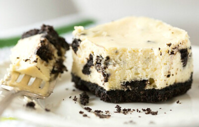 Oreo Cheesecake Bars 奥利奥芝士条 - From browneyedbaker.com
A bar version of the fabulous Oreo Cheesecake, complete with an Oreo crumb crust and a creamy cheesecake loaded with chopped Oreo cookies…