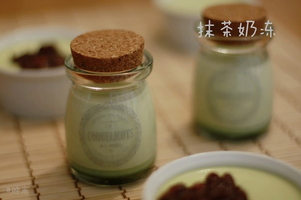 抹茶奶冻 panna cotta - panna cotta 是我家胖子点名要的餐后甜点，虽然每次他都记不住这道甜品的正确名字！！！（╯－＿－）╯╧╧
以前一直做原味的，也就是香草奶冻，但这次从国内背来了抹茶粉，于是我当然要得瑟的来试试啦！！！
步骤图下次补上。