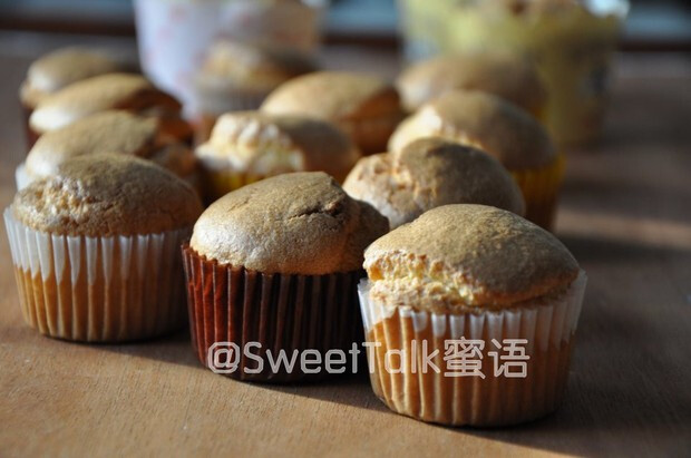 迷你小可爱cupcake戚风蛋糕杯 - 迷你型小可爱，蛋糕还是感觉戚风口感最好。
回缩不回缩吧的问题不要太纠结，一般cupcake都是重磅的玛芬蛋糕之类，这里用戚风就是追求个比较清淡，柔软的口感~好吃就行哈
这个配方糖已经很少了。喜欢吃甜的还可以多加点。
关于开裂回缩的可能各家烤箱不一样实在不好说，自己多调整，另外可以试试这个日式的配方&方法http://www.xiachufang.com/recipe/100230228/