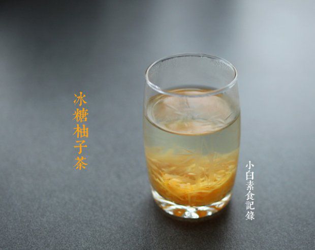 冰糖柚子茶 - 春节这几天我妈有点上火，家人也没有喝瓶装饮料的习惯，用现成的柚子做个茶吧，蜂蜜也免了，热水泡了喝下去很舒服，我妈表示很满意。