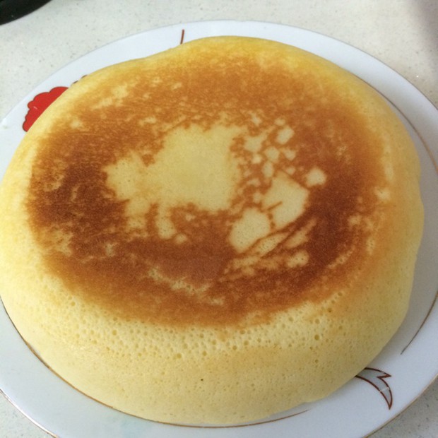 电饭煲蛋糕 - 外面开始下雨了。不知道为什么也十分讨厌下雨
一下雨就会觉得心情不好 整个人十分压抑
就会想到了吃 每次一吃东西特别是自己做的心情总会特别好 不知道为什么投入到美食当中好像所有烦恼就会通通的离我远去 ～没有不开心更没有回忆。有的只是进入嘴里暖到心里的那种幸福感
一个人一杯咖啡一块蛋糕 就这么度过了一下午 温馨又惬意～