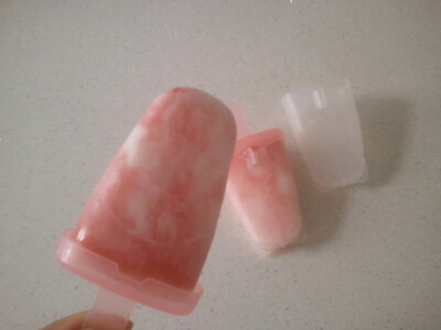 西瓜酸奶冰棍 - 最喜欢西瓜酸奶的搭配，因为口感清爽，而且西瓜非常清甜，和酸奶的酸真是搭配。