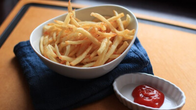 美国香脆薯条（French Fried Potatoes） - 过年放假的时候，坐在家里会想找点零食吃。我上次介绍了自己做薯片的方法，所以这次要介绍怎么自己做香脆的薯条。做好吃的薯条关键是土豆条要冷，油要热。