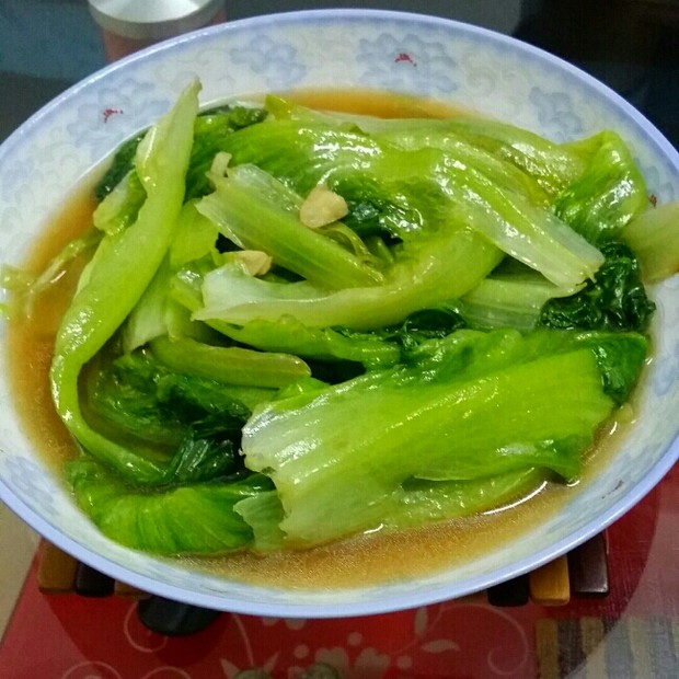 蚝油生菜（简单版） - 很简单的一道菜，清淡又爽脆。。是一道快手菜。不到两分钟就可以吃到美味的青菜了嘿。。喜欢吃生菜的可以一试。。