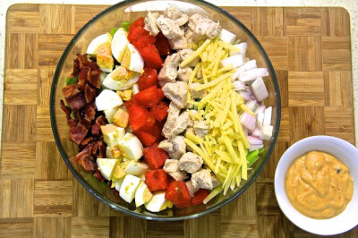 考伯沙拉 Cobb Salad - 经典的美式Cobb Salad，零淀粉的健康食谱。是减肥是最佳的选择，也是健康生活的必备食谱。
更加详细的制作视频如下：http://v.youku.com/v_show/id_XNzA2ODQ5NjYw.html