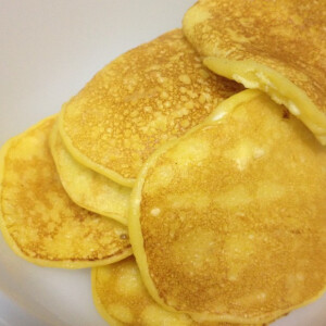 香蕉面饼（宝宝辅食） - 香蕉口感软糯，用它做面饼不仅香甜口感也是又软又绵，很适合小比比吃。早餐快手的话十分钟就能给自己和娃摊个美味的饼吃。
