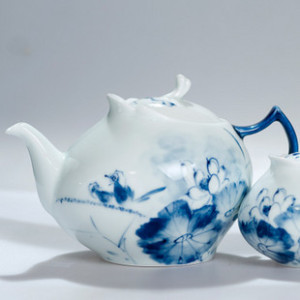 青花手绘茶具，更像衣服山水画<a class='shortlnk' href='/s/01083aa63' target='_blank' title='http://auction1.paipai.com/0A494B0000000000000A3A5B0727689A'>点此查看链接</a>