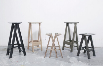 为了节省空间，我们习惯于把凳子堆叠起来，除此之外，有更好的方法么？日本设计师YUYA KURATA设计了这款用橡木制作的凳子，通过相互分享的方式来节省家具占用的空间，非常巧妙。
<br />
<br /><a class='shortlnk' h…