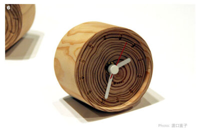 角田陽太的作品"年轮的台钟"。直径在1０cm左右的间伐材是可以找到得。直接横切面，圆滚滚的时钟就诞生了。可以清晰得看到年轮。