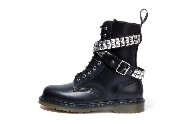 铆钉上身，izzue与Dr.Martens合作推出2011年新联名靴款10-Hole Boot
<br /><a class='shortlnk' href='/s/141471cf1' target='_blank' title='http://www.kidulty.com/news/id/news/14332'>http://duitang.com/s/141471cf1</a>