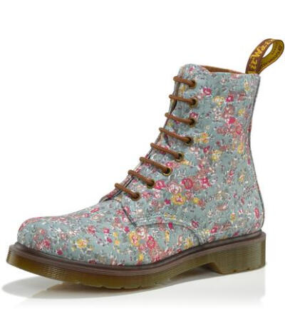Dr. Martens 2011新款碎花马丁鞋 &nbsp;&nbsp;&nbsp;<a class='shortlnk' href='/s/085e5e11' target='_blank' title='http://item.taobao.com/item.htm?id=9617939309'>http://duitang.com/s/085e5e11</a>