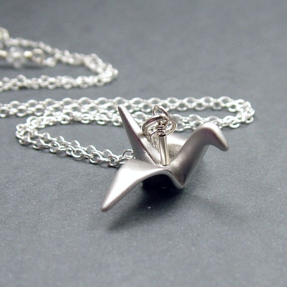 漂亮的挂坠~展翅的小鸟~有点像千纸鹤的折纸~~Origami Crane Necklace Sterling Silver~<a class='shortlnk' href='/s/11f597009' target='_blank' title='http://www.etsy.com/listing/69356191/origami-crane-necklace-sterling-silver?ref=v1_other_1'>http://duitang.com/s/11f597009</a>