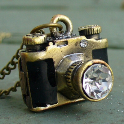 复古相机造型挂坠~~~而亮亮的小钻又提升bling度~Steampunk MAGICAL Camera Necklace！~~<a class='shortlnk' href='/s/17ea80452' target='_blank' title='http://www.etsy.com/listing/67560025/steampunk-magical-…