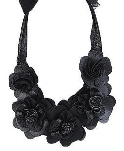 唯美~~ FOREVER21 皮花 绸带 自系项链 <a class='shortlnk' href='/s/05d811801' target='_blank' title='http://item.taobao.com/auction/item_detail.htm?item_num_id=7985495246'>http://duitang.com/s/05d811801…