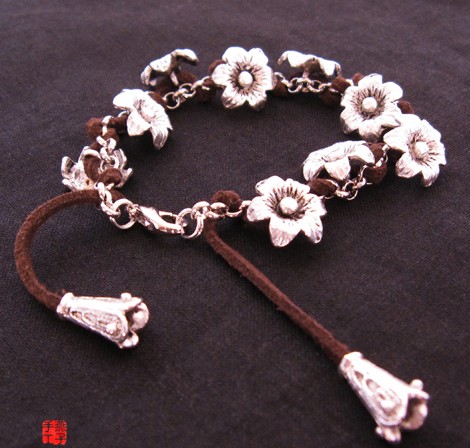 苗银小花皮绳手链~<a class='shortlnk' href='/s/1471b15eb' target='_blank' title='http://item.taobao.com/item.htm?id=4253069639&cm_cat=1705'>http://duitang.com/s/1471b15eb</a>