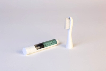 设计师成功地将牙膏和牙刷结合设计在一起。这款新设计不仅让牙刷的生产减少了原料耗费，同时还将牙膏筒转为牙刷柄使用，将“废物”利用了起来。
<br /><a class='shortlnk' href='/s/0336f5859' target='_blank' title='http://www.patent-cn.com/2011/03/20/52141.shtml'>http://duitang.com/s/0336f5859</a>