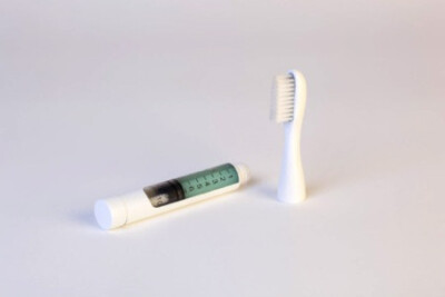 设计师成功地将牙膏和牙刷结合设计在一起。这款新设计不仅让牙刷的生产减少了原料耗费，同时还将牙膏筒转为牙刷柄使用，将“废物”利用了起来。
<br /><a class='shortlnk' href='/s/0336f5859' target='_blank' tit…
