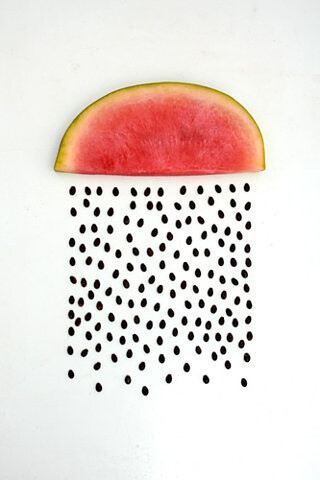 德国女艺术家Sarah Illenberger使用水果，蔬菜制作出有趣的艺术作品，Sarah Illenberger1976年出生于慕尼黑，《Watermelon rain》（西瓜雨）。 <a class='shortlnk' href='/s/15e547f72' target='_blank' title='ht…