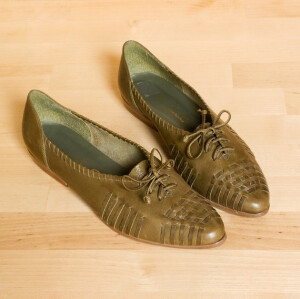 复古牛津鞋~这种颜色也很少见！大爱~~Vintage Gloria Vanderbilt olive green woven leather oxfords. Size 6.5/7.<a class='shortlnk' href='/s/15991d45e' target='_blank' title='http://www.etsy.com/listing/70591977/vintage-gloria-vanderbilt-olive-green?ref=v1_other_1'>http://duitang.com/s/15991d45e</a>