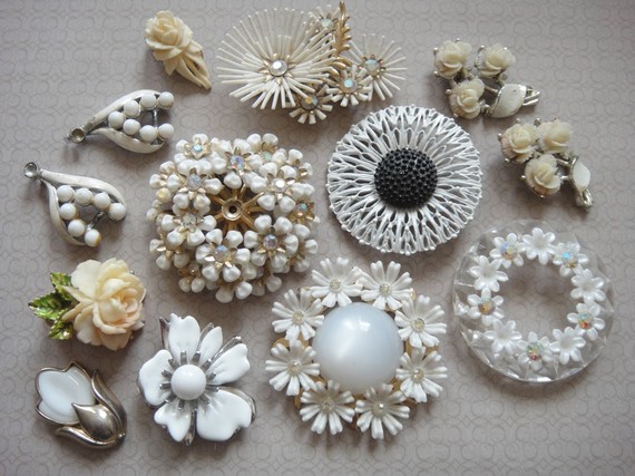 漂亮的白色花朵状小物 Beautiful whites vintage flower jewelry destash lot - <a class='shortlnk' href='/s/178b2d930' target='_blank' title='http://www.etsy.com/listing/71105886/beautiful-whites-vintage-flower-jewelry?ref=sr_gallery_35&amp;ga_search_query=&am'>http://duitang.com/s/178b2d930</a>