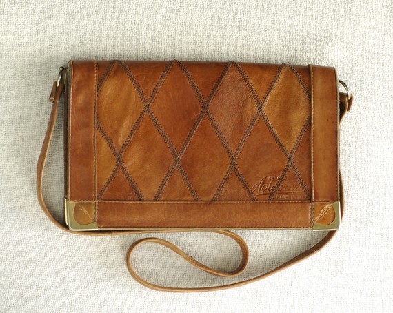 Vintage Italian Leather Bag~简洁大方的菱格斜跨包~<a class='shortlnk' href='/s/04f5aaeb8' target='_blank' title='http://www.etsy.com/listing/71084794/vintage-italian-leather-bag?ref=sr_gallery_20&ga_ref=auto&ga_search_query=hand+bags&ga_search_type=vintage&ga_facet=vintage'>http://duitang.com/s/04f5aaeb8</a>