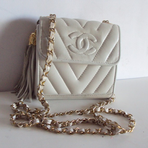 1980年代的夏奈尔链条包包- Vintage 80s Faux CHANEL Handbag with Gold Chain Shoulder Strap Fringes - <a class='shortlnk' href='/s/145da61b7' target='_blank' title='http://www.etsy.com/listing/66901094/vintage-80s-faux-chanel-handbag-with?ref=v1_other_2'>http://duitang.com/s/145da61b7</a>