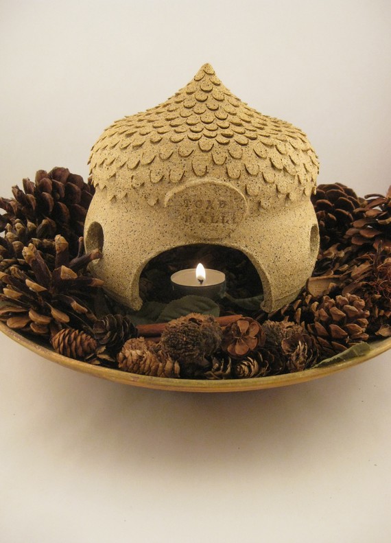 蛤蟆府邸之小烛台 底部的托盘很像一片巨大荷叶之类的<a class='shortlnk' href='/s/0370eecff' target='_blank' title='http://www.etsy.com/listing/61287002/toad-hall-toad-house-lantern?ref=sr_gallery_29&amp;ga_search_query=lanterns&amp;ga_page=4&amp;ga_search_type='>http://duitang.com/s/0370eecff</a>